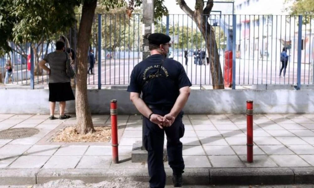 Συνελήφθησαν δύο μαθητές με ναρκωτικά και μαχαίρια έξω από σχολείο της Αθήνας